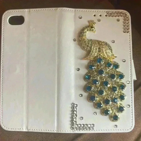 Stunning iPhone 7 peacock phone case. The phone case has a magnetic closure. - Picture 4 of 5